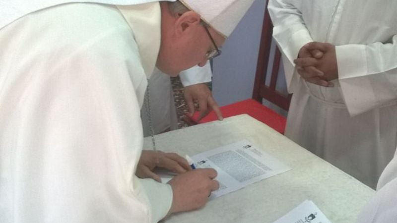 Emotiva ceremonia de consagración del altar del templo en Sumalao
