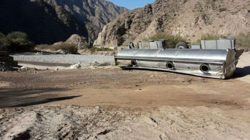 Volcó un camión con 28.000 litros de vino