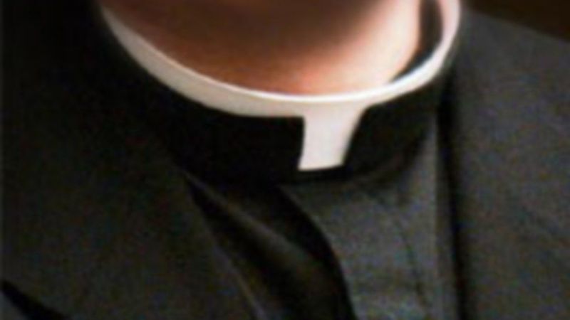 Jóvenes denunciaron a un cura por besarlos