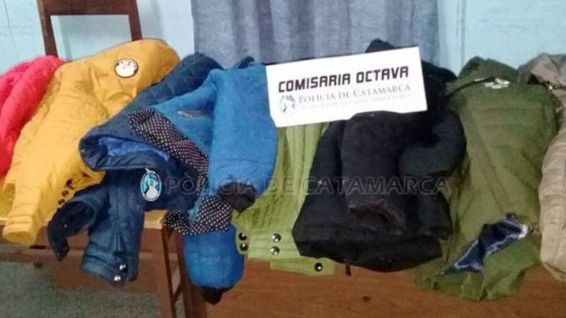 Joven se presentó en la comisaría y devolvió 9 camperas robadas