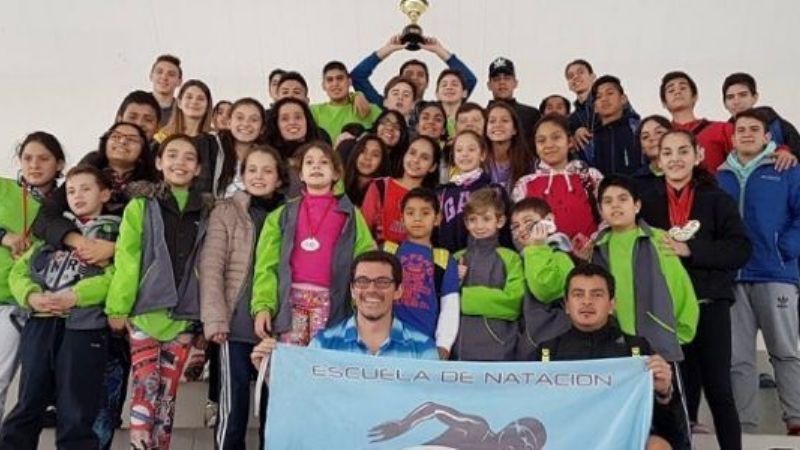 Destacada actuación de nadadores locales