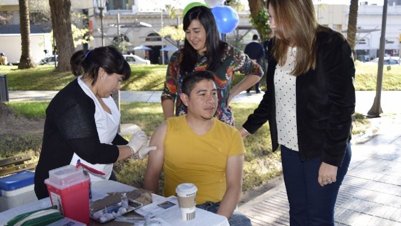 Vacunas gratis contra la hepatitis B en la Plaza 25 de Mayo