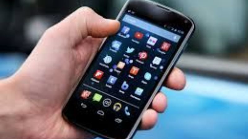 Robó un celular, lo tiró y se fugó