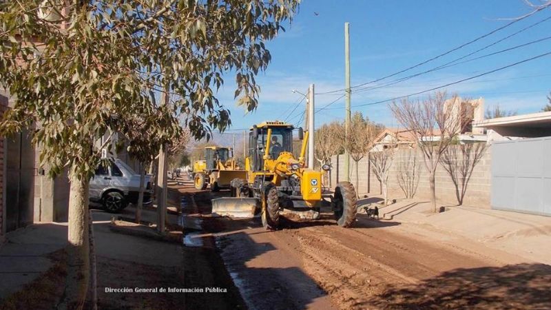 Intensos trabajos con la motoniveladora en barrios de Tinogasta