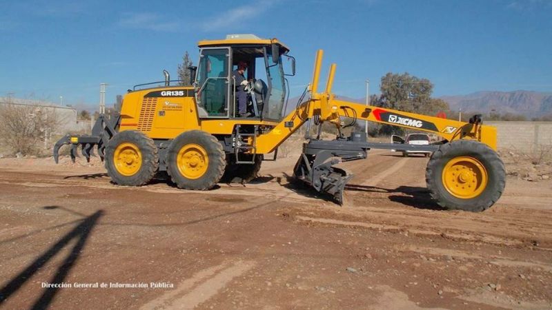 Intensos trabajos con la motoniveladora en barrios de Tinogasta