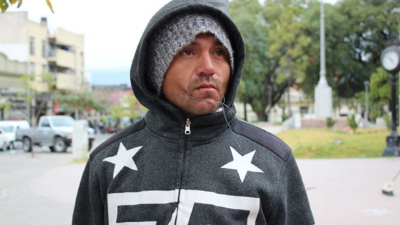 Se encadenó y se cosió la boca