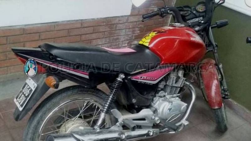 Encuentran una moto abandonada y atrapan al ladrón