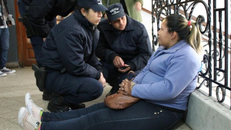 Una mujer se encadenó en los pasillos de Casa de Gobierno