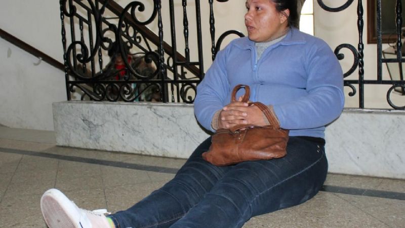 Una mujer se encadenó en los pasillos de Casa de Gobierno
