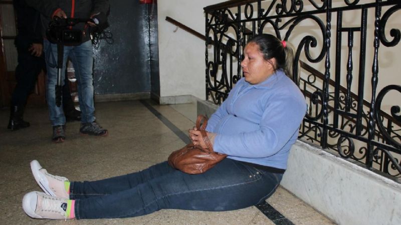 Una mujer se encadenó en los pasillos de Casa de Gobierno