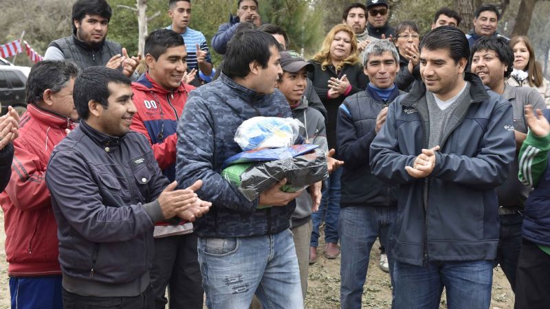 El senador Cordero entregó elementos al Club La Bajada