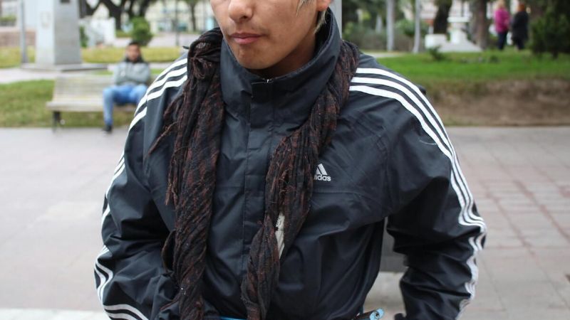 Busca fondos para operarse por una parálisis en su brazo