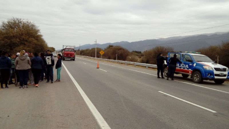 Piquete de vecinos en la ruta 38