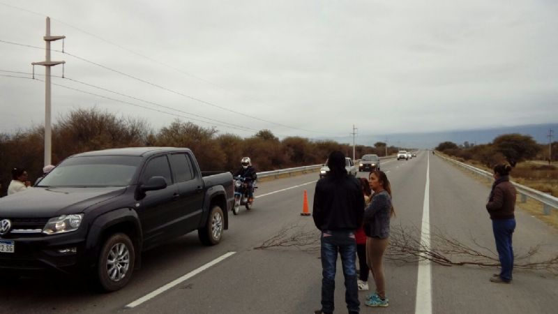 Piquete de vecinos en la ruta 38