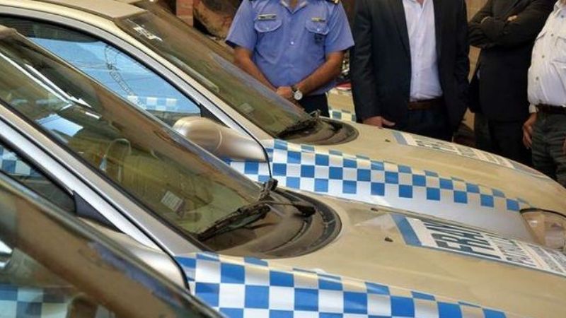 Por comer un pancho, les robaron el patrullero