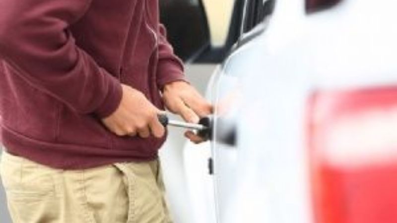 Forzó la puerta de un auto estacionado en una vivienda