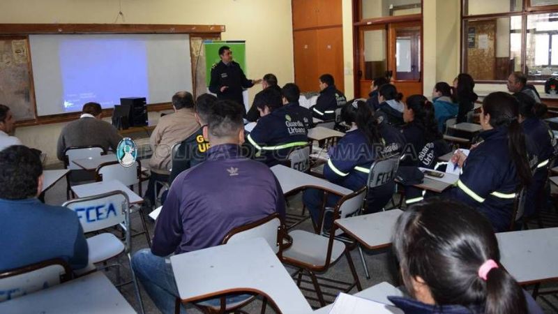 Policías capacitan a Agentes de la Guardia Urbana