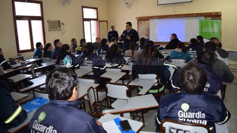 Policías capacitan a Agentes de la Guardia Urbana