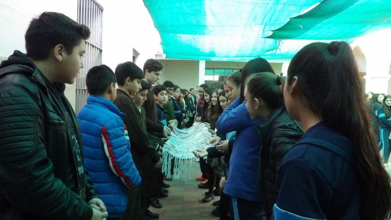 Manto bendecido por el Papa Francisco llegó al Colegio del Carmen