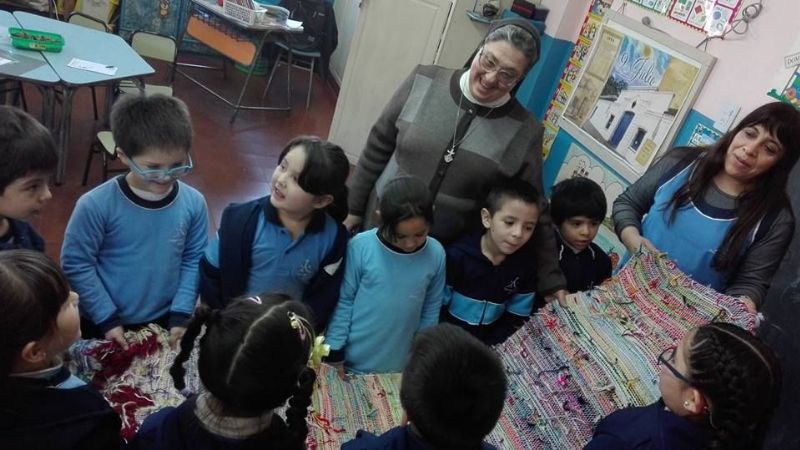 Manto bendecido por el Papa Francisco llegó al Colegio del Carmen