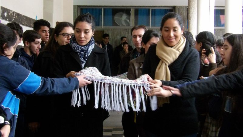 Manto bendecido por el Papa Francisco llegó al Colegio del Carmen