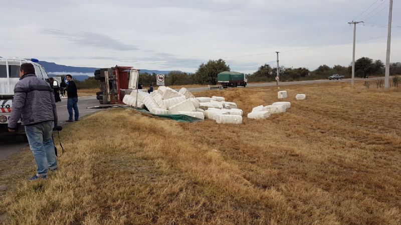 Camión cargado de algodón volcó en la Circunvalación