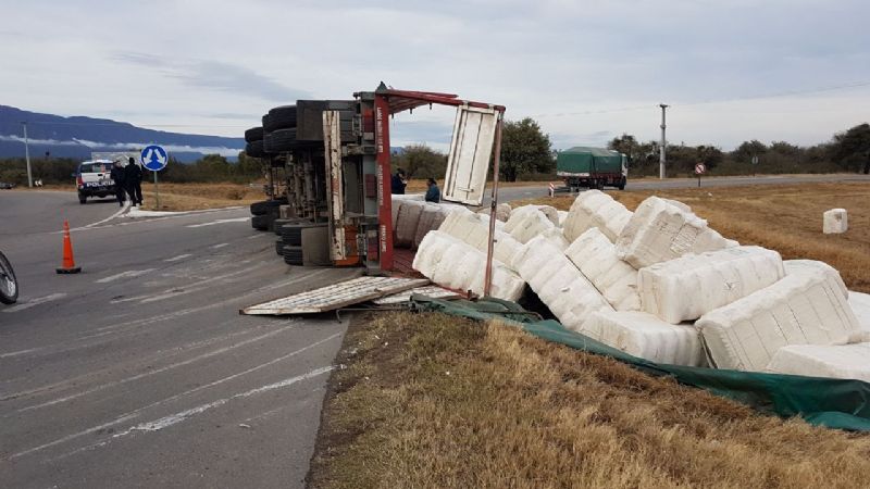 Camión cargado de algodón volcó en la Circunvalación