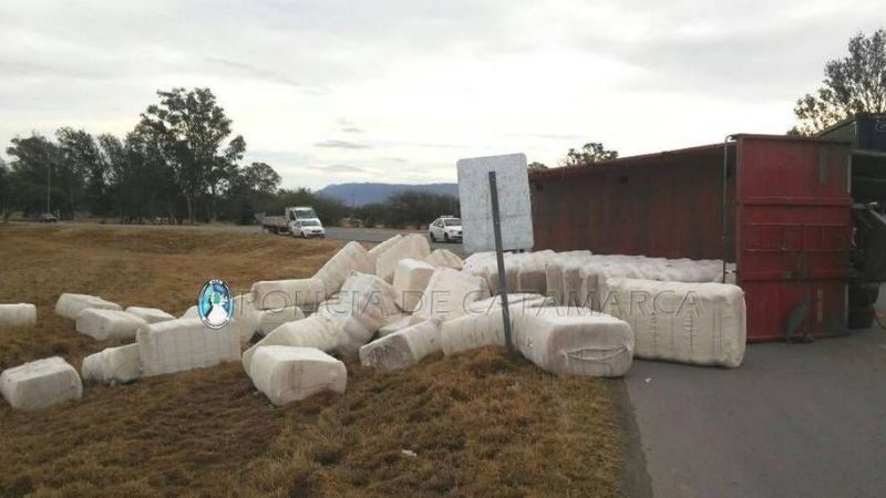 Camión cargado de algodón volcó en la Circunvalación