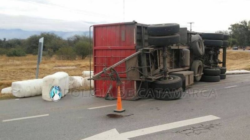 Camión cargado de algodón volcó en la Circunvalación