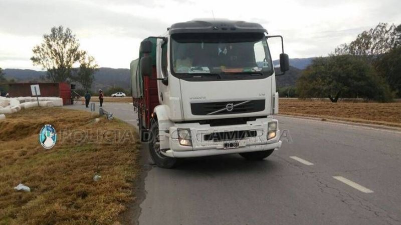 Camión cargado de algodón volcó en la Circunvalación
