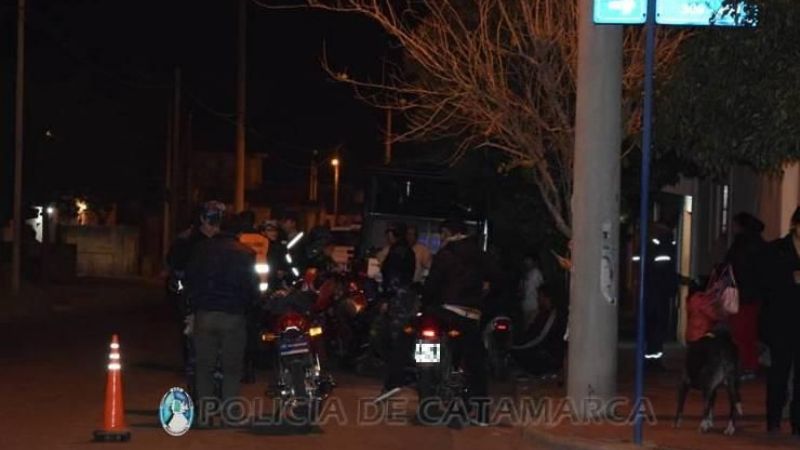Secuestran 30 motos y arrestan a un joven en controles