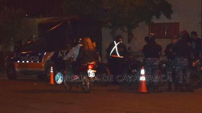 Secuestran 30 motos y arrestan a un joven en controles