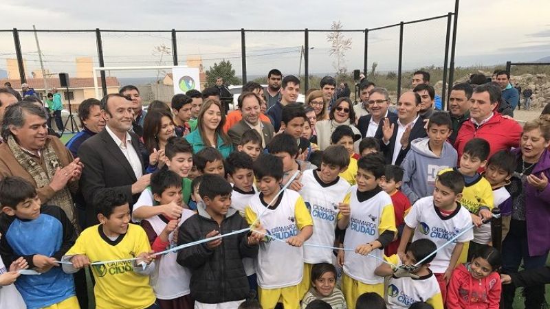 La Gobernadora y Jalil inauguraron una nueva canchita barrial