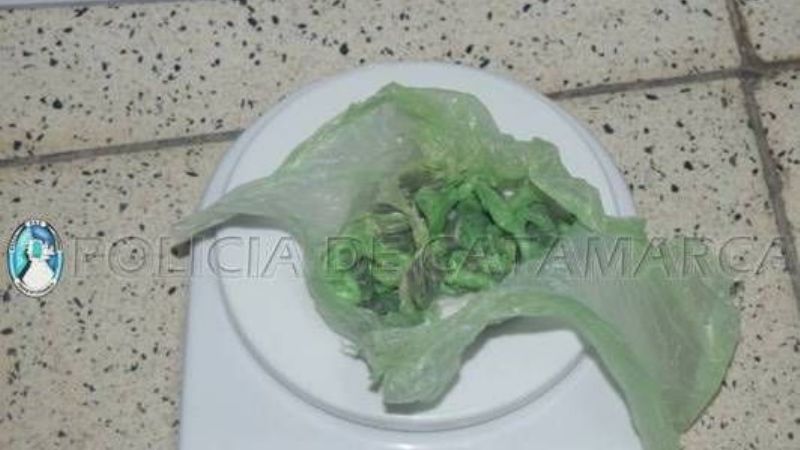 Arrestan a dos jóvenes con droga