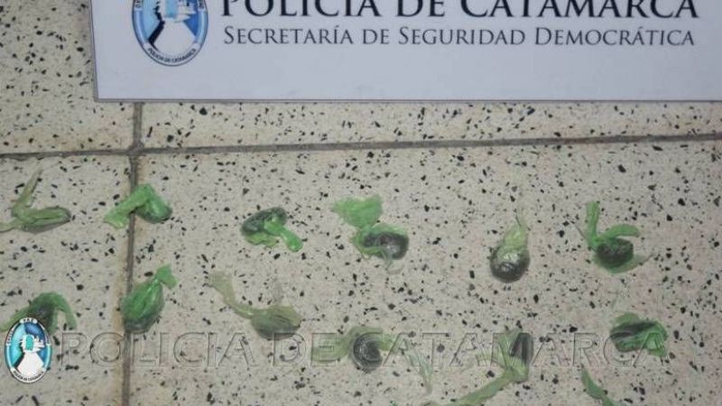 Arrestan a dos jóvenes con droga