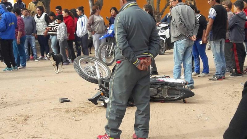 Trasladan a una mujer que sufrió un accidente motociclístico en Recreo