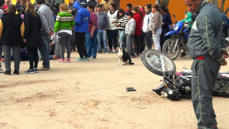 Trasladan a una mujer que sufrió un accidente motociclístico en Recreo