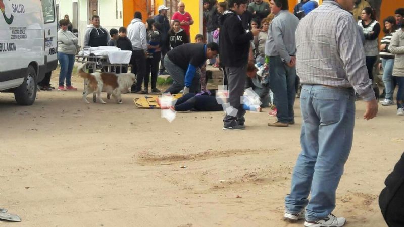 Trasladan a una mujer que sufrió un accidente motociclístico en Recreo