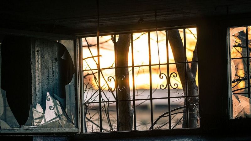 Rompió la ventana de una casa para robar y la atraparon