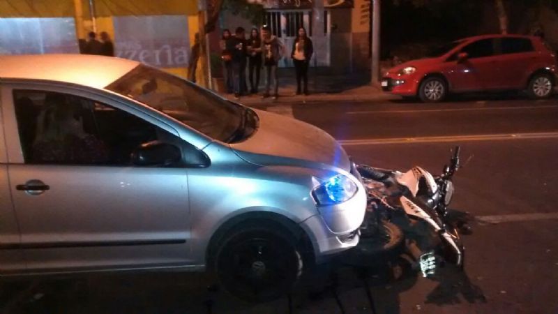 Atropelló a dos policías y los dejó hospitalizados