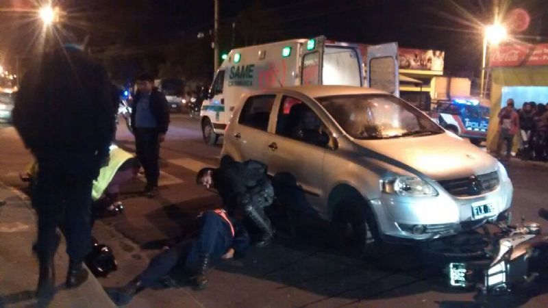 Atropelló a dos policías y los dejó hospitalizados