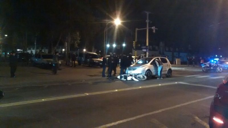 Atropelló a dos policías y los dejó hospitalizados