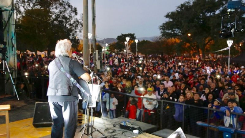 Víctor Heredia celebró el 9 de Julio junto a los vecinos