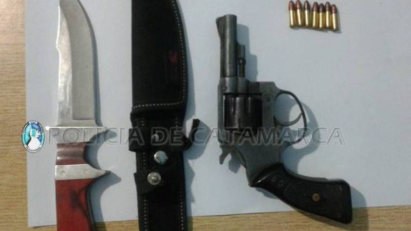 En control, aprehenden a dos hombres con un revolver y un cuchillo