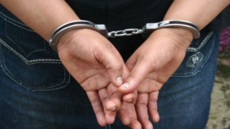 Cinco arrestados y dos aprehendidos