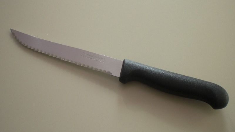 Demoran a dos niños con un cuchillo
