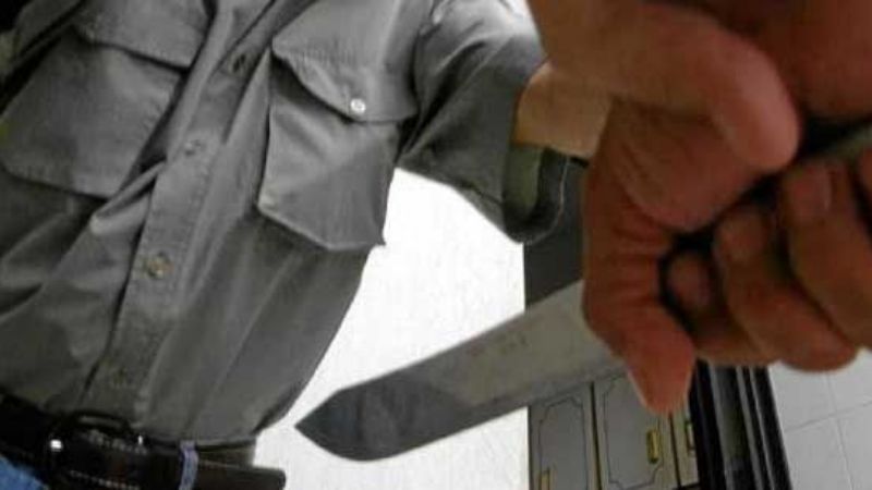 Quiso apuñalar a un hombre y quedó aprehendido