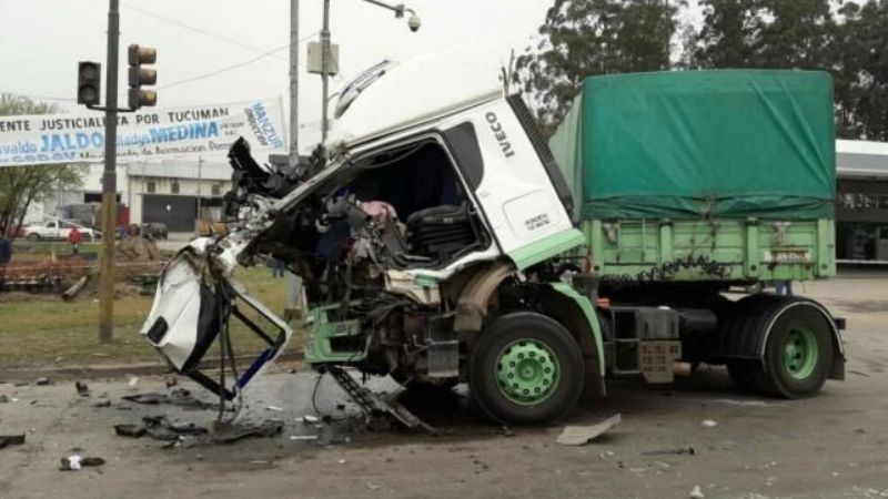 Camionero se salvó de milagro en tremendo choque frontal