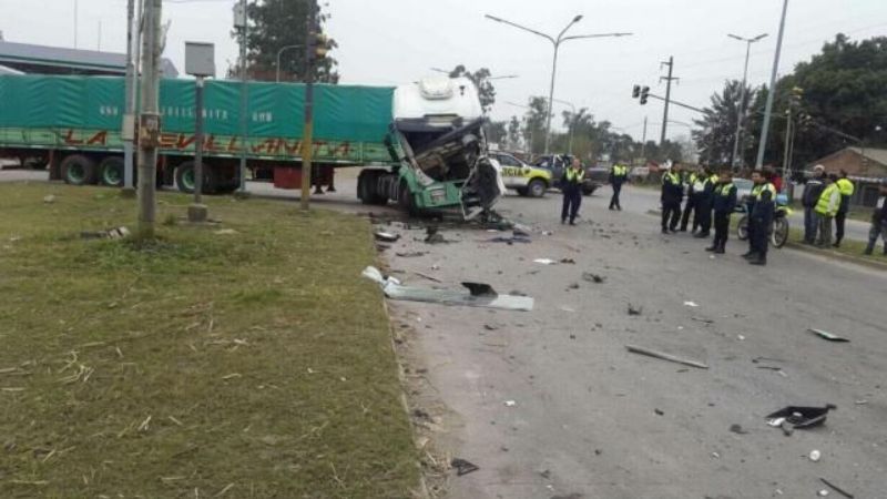 Camionero se salvó de milagro en tremendo choque frontal