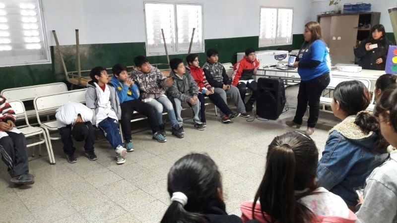 Sensibilizan sobre la Línea 102 en ámbitos escolares